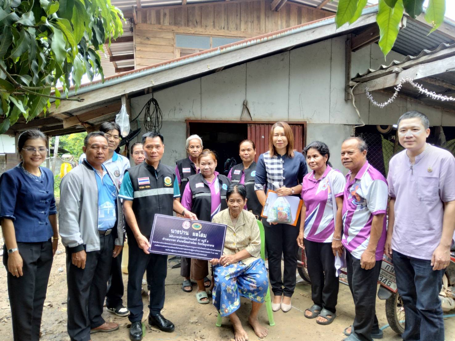 โครงการปรับสภาพแวดล้อมและสิ่งอำนวยความสะดวกของผู้สูง  อายุให้เหมาะสมและปลอดภัย และโครงการปรับสถาพแวดล้อมที่อยู่อาศัยให้กับผู้พิการ ซึ่งได้รับงบสนับสนุนจากสำนักงานพัฒนาสังคมและความมั่นคงของมนุษย์จังหวัดมุกดาหาร